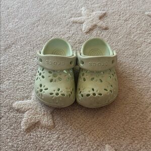 Crocs Toddler Girl size 6C Pastel green floral